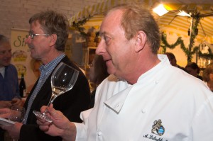 Sternekoch Alfons Schuhbeck beim Probieren auf der Weinmesse Starnberg